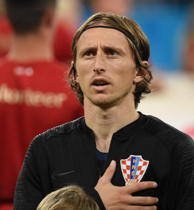 皇马因战术分歧和防守问题表现不稳定，哈维·阿隆索与球员矛盾缓和但压力仍大，需加速抢分以夺冠。